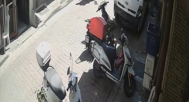 Kağıthane'de tıraşını beğenmediği berberi bıçaklayıp kaçtı; o anlar kamerada
