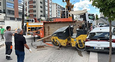Kamyondan kopan 2,7 tonluk silindir yüklü römork, sürücü kursu aracına çarptı; 2 yaralı