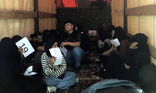 Kamyonetin kasasında 20 kaçak göçmen yakalandı