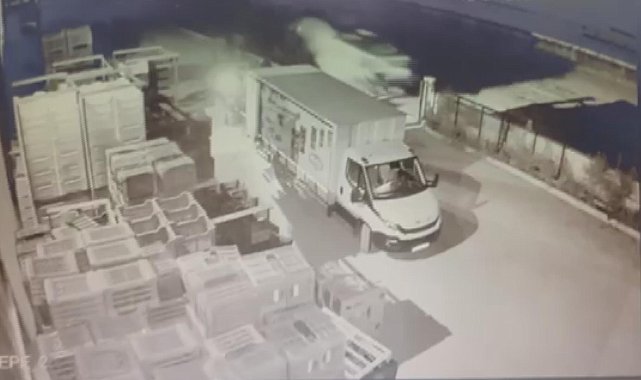 Kamyonetin traktöre ve bir tesisin duvarına çarptığı kaza kamerada: 1 ölü, 3 yaralı
