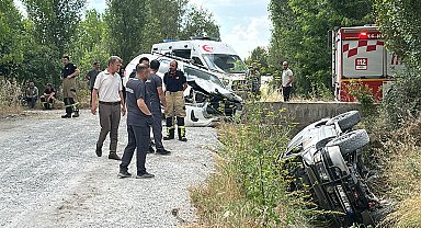 Kamyonetle çarpışan cip, su kanalına devrildi; 3 yaralı