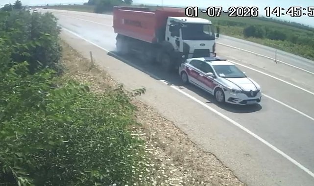 Kamyonun arkadan çarptığı jandarma trafik aracındaki 2 asker hafif yaralandı; kaza kamerada