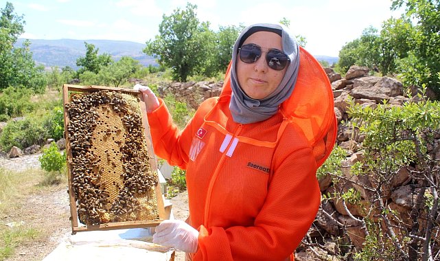 Kanserle mücadelesinde faydalı olduğunu öğrendiği arıcılık Zehra'nın mesleği oldu