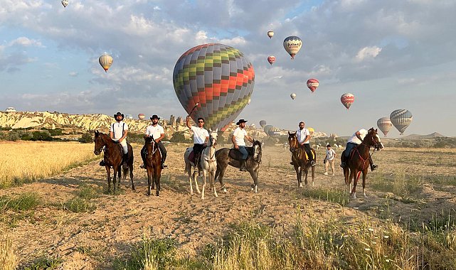 Kapadokya'da balonlar eşliğinde vadide at turu