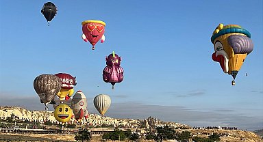 Kapadokya'da figürlü balonlar, gökyüzünü renklendirdi