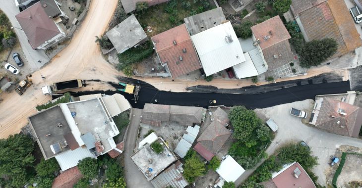 Karacabey'in Yenikaraağaç Mahallesi'nde yollar yenileniyor