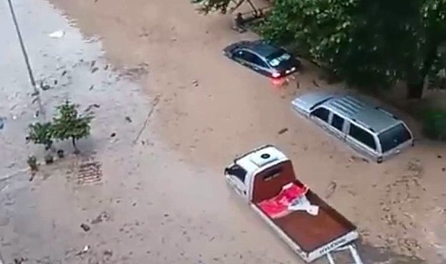 Kastamonu'da Cide'de sağanak; Devrekani Çayı taştı, ev ve iş yerini su bastı