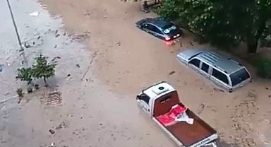 Kastamonu'da Cide'de sağanak; Devrekani Çayı taştı, ev ve iş yerini su bastı