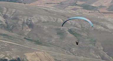 Kayalıklara düşen yamaç paraşütü pilotu öldü