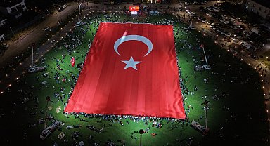 Kayseri'de 15 Temmuz etkinliklerinde dev Türk bayrağı açıldı