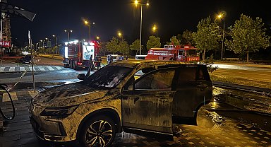 Kayseri'de şarj istasyonunda elektrikli otomobil alev aldı; o anlar kamerada