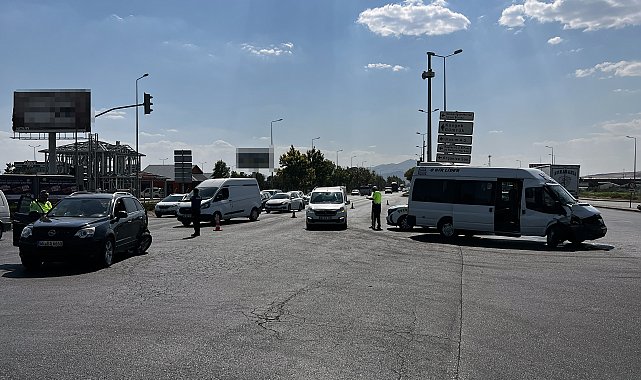 Kayseri'de yolcu minibüsü ile otomobil çarpıştı: 8 yaralı