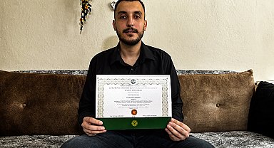 Kaza geçirip eğitimine ara veren Deniz, tedavi sonrası döndüğü okulunda fakülte birincisi oldu