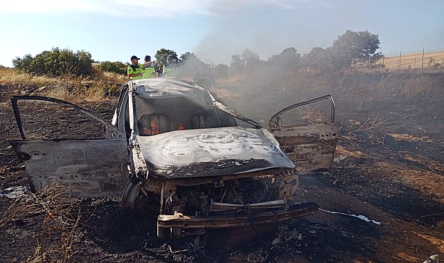 Kaza yapan otomobilde çıkan yangın, otluk alana sıçradı; 4 yaralı