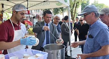 Kazan kazan aşure ikramı
