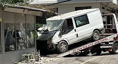 Kazaya karışan minibüs, kıraathanede oturanlara çarptı: 1 ölü, 3 yaralı