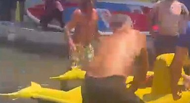 Kılıç balığını kuyruğundan çekip sahile çıkardı; o anlar kamerada