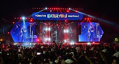 Kıraç, 'Türkiye Kültür Yolu Festivali' kapsamında Van'da konser verdi