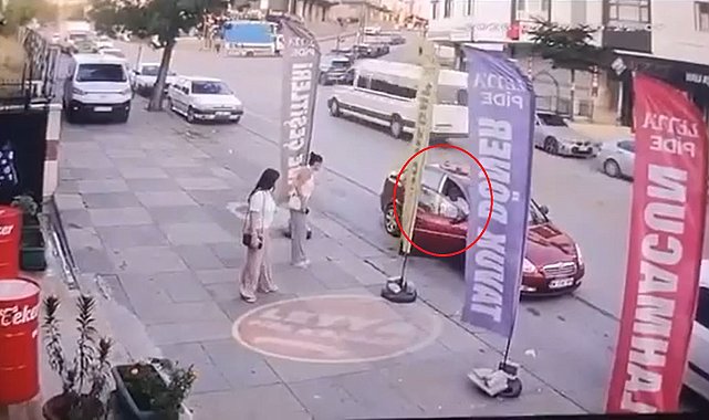 Kızlara laf atanları uyardı, tekme tokat dövüldü