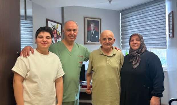 Kocaeli Atakent Cihan Hastanesi'nde Dev Kitleye Başarılı Operasyon