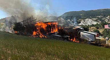 Köyde ahır ve samanlık yanarak küle döndü