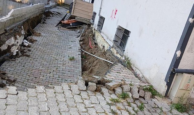 Küçükçekmece'de bina bahçesinde göçme meydana geldi; 29 kişiyi itfaiye çıkardı