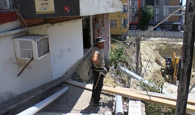Küçükçekmece'de inşaat çalışması sırasında bitişikteki binanın merdiveni çöktü; dairelerde mahsur kaldılar