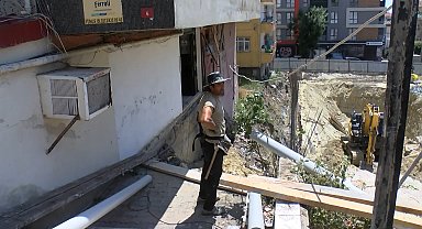 Küçükçekmece'de inşaat çalışması sırasında bitişikteki binanın merdiveni çöktü; dairelerde mahsur kaldılar