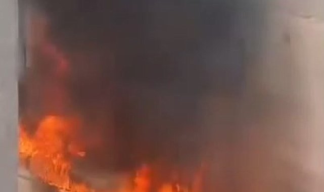 Küçükçekmece'de inşaat malzemelerinde çıkan yangın kamyonete sıçradı