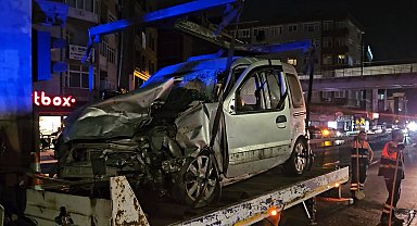 Küçükçekmece'de sürücüsünün makas attığı hafif ticari araç, 2 otomobile çarptı: 2 yaralı