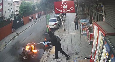 Küçükçekmece'de yanan motosiklete marketin önündeki su bidonlarıyla müdahale kamerada