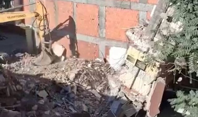 Küçükçekmece'de yıkım sırasında devrilen parçanın yandaki binaya zarar verdiği anlar kamerada