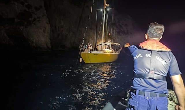 Kuşadası açıklarında sürüklenen teknedeki 2 kişi kurtarıldı