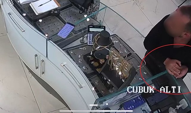 Kuyumcu dükkanında altın kolye hırsızlığı kamerada