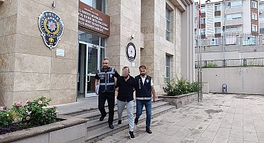 Kuyumcu dükkanında altın kolye hırsızlığı kamerada