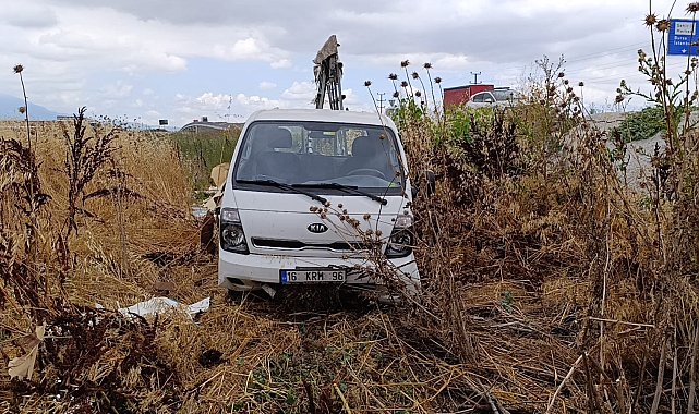 Lastiği patlayan kamyonet, tarlaya uçtu; 1 yaralı