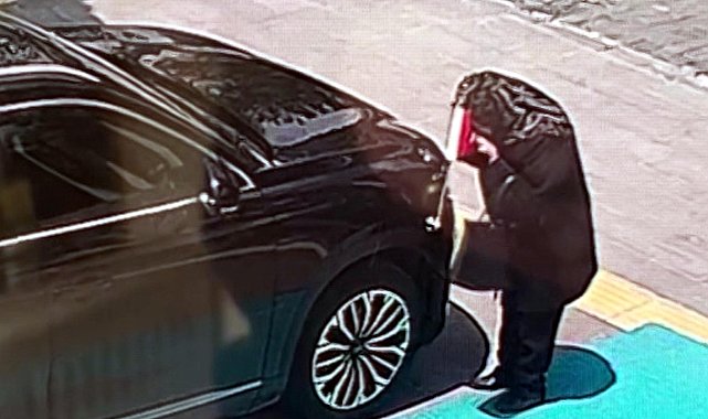 Makam aracındaki bayrağı öptü, Vali Polat bayrak hediye etti