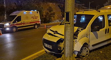Malatya'da hafif ticari araç, aydınlatma direğine çarptı; 2 yaralı