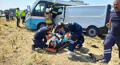 Manisa'da iki minibüs çarpıştı; ölü ve yaralılar var
