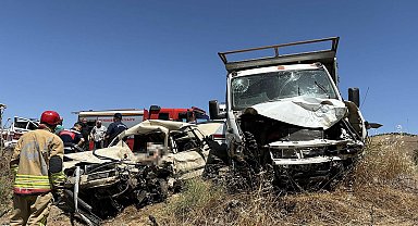 Manisa'da otomobille kamyonet çarpıştı: 1 ölü, 1 yaralı