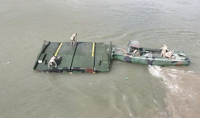 Mehmetçikten Fırat nehri üzerine 240 metrelik yüzer köprü
