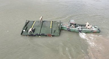 Mehmetçikten Fırat nehri üzerine 240 metrelik yüzer köprü