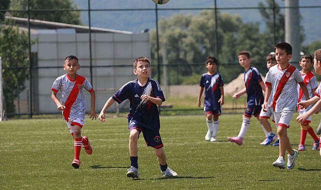 Minikler futbol turnuvasının tek kız oyuncusu takdir topladı