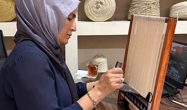 Minyatür tezgahlarla dokuma sanatını gençlere aktarıyor