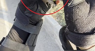 Motokurye, ağzındaki buğday tanesini çıkardığı serçeyi kurtardı