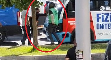 Motokuryeden yol verme tartışmasında minibüse kasklı saldırı; o anlar kamerada