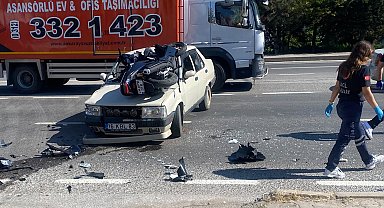 Motosiklet, çarpıştığı otomobilin üzerine düştü; 3 yaralı