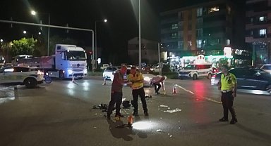 Motosiklet, hafif ticari araca çarptı; 2'si ağır, 5 yaralı