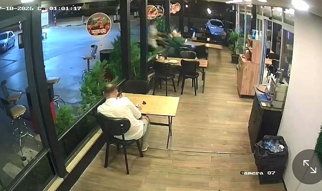 Motosiklet, lokantadaki müşteriye çarptı; o anlar kamerada