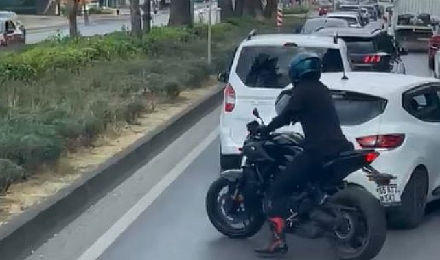 Motosiklet sürücüsü, vakaya giden itfaiye aracına yolu açtı